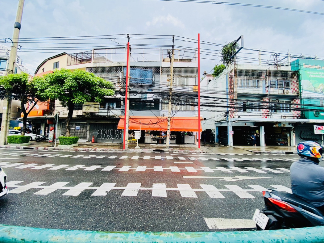 SaleOffice Selling commercial building, kasem rat junction, usable area of 288 square meters and size 24 square wah, located on Phra Ram 4 Road.