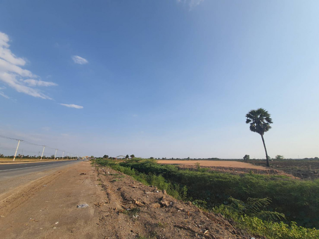 SaleLand Land for sale by Phra Achan, already filled in, area 11 rai, next to four lane road 3001.