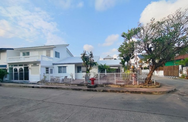 บ้านสวยพร้อมอยู่ในหมู่บ้านสัมมากร 1  ใกล้ MRT สายสีส้ม 