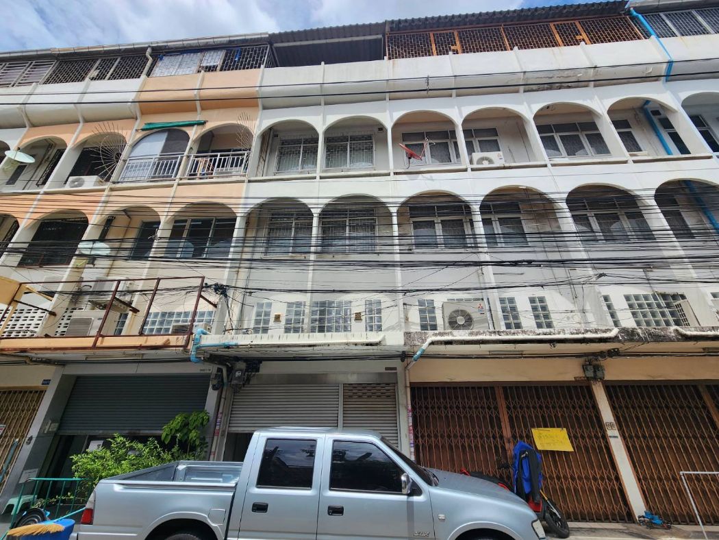 SaleOffice Commercial building for sale in the heart of the city, near the subway, 288 sq m, 16 sq m, suitable for an office. or reside