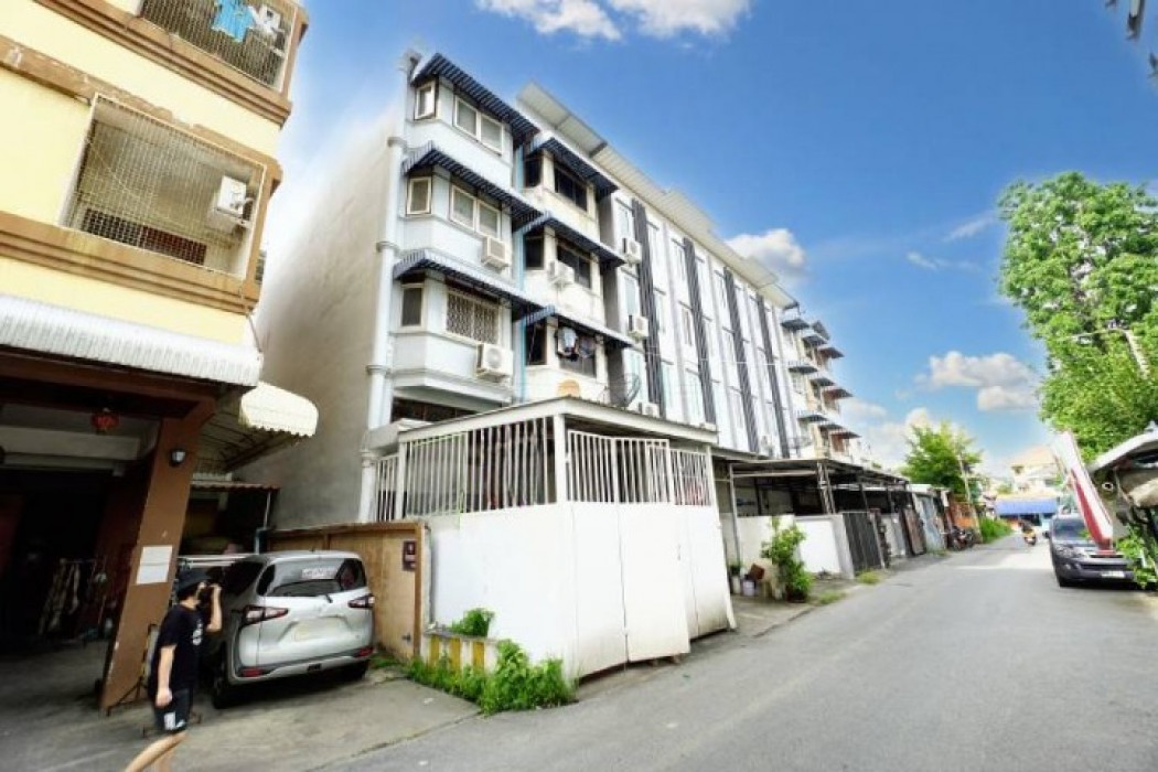 SaleHouse Spacious Townhome with Commercial Potential in Chok Chai 4 Soi 70 for sale, 250 sqm, 21.4 sqwa, 3 bedR, 3 bathR, ideal for home office