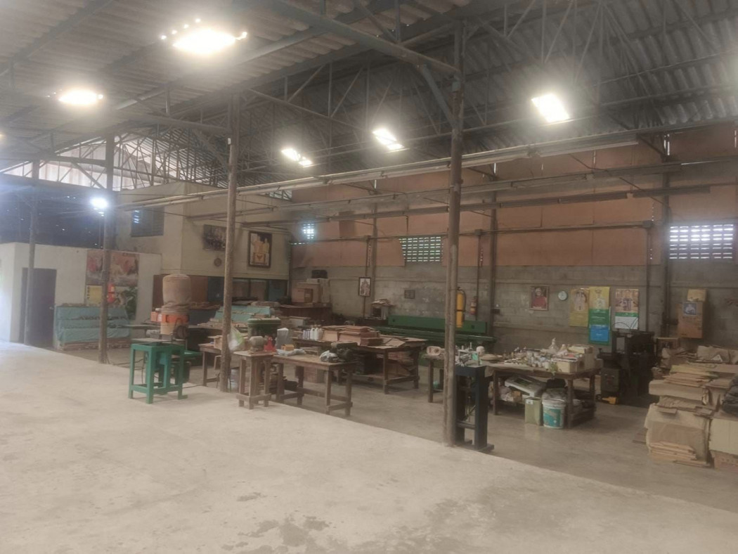 SaleWarehouse Selling at a loss, furniture factory Complete with machinery Near Chiang Mai-Lampang Highway, 12 million baht.