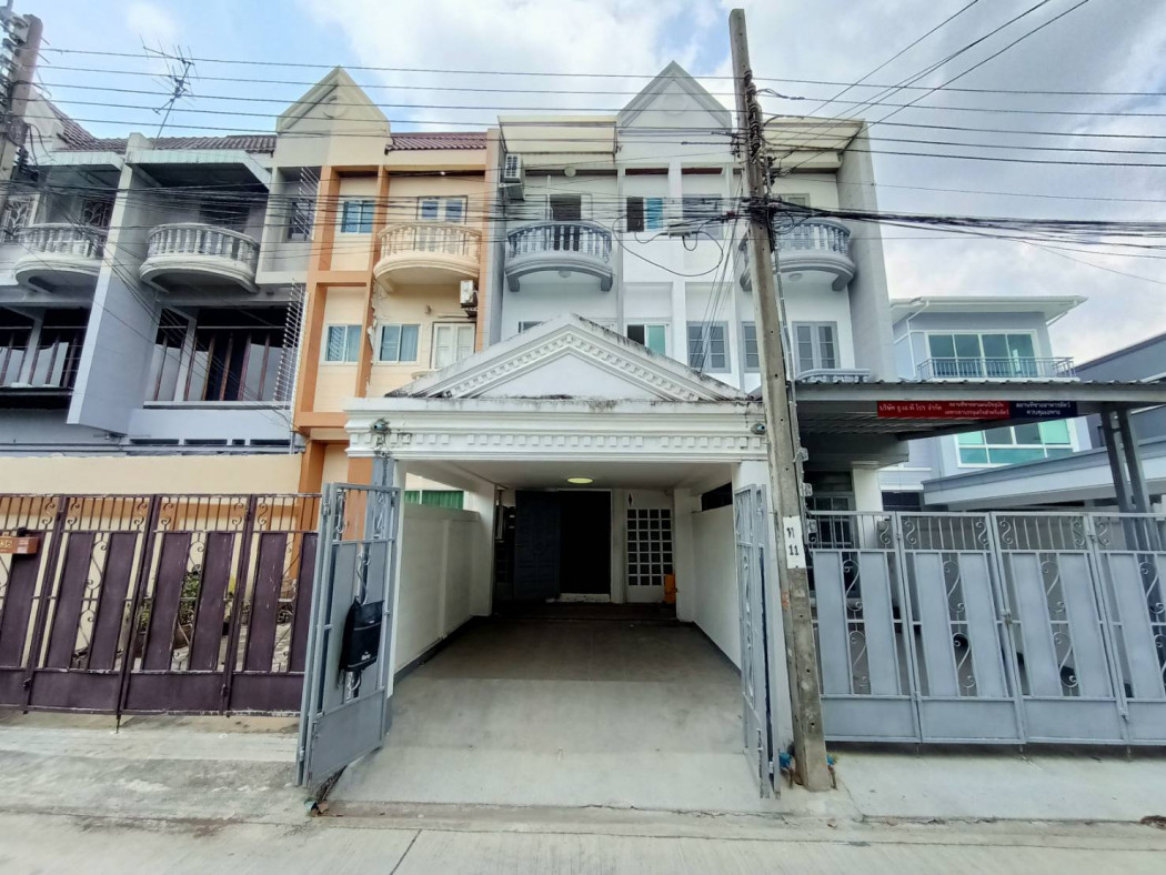 SaleHouse 3-story townhouse for sale, behind Big C Phetkasem Soi 67, convenient travel, near Denla Kindergarten. Near Thawi Watthana Road