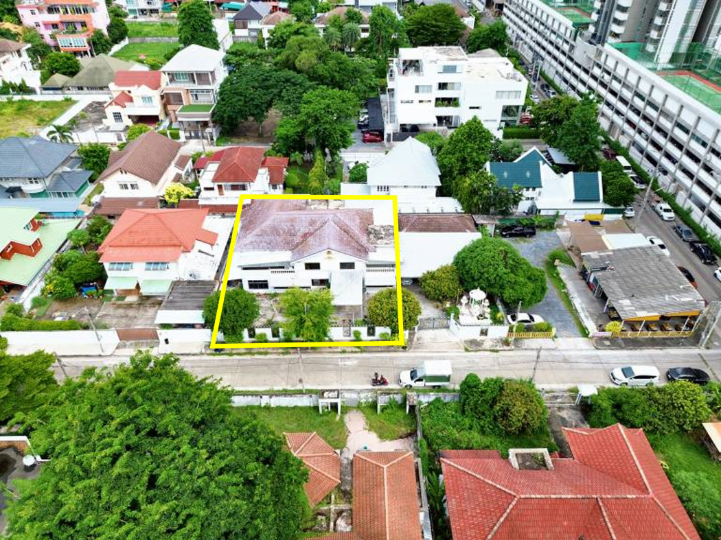 SaleHouse For Sale: Exceptional Detached House in Muang Thong Thani Project 6 Zone D, 225sqw, 650sqm, 7BedR, 5BathR, Plus Office Building N Warehouse