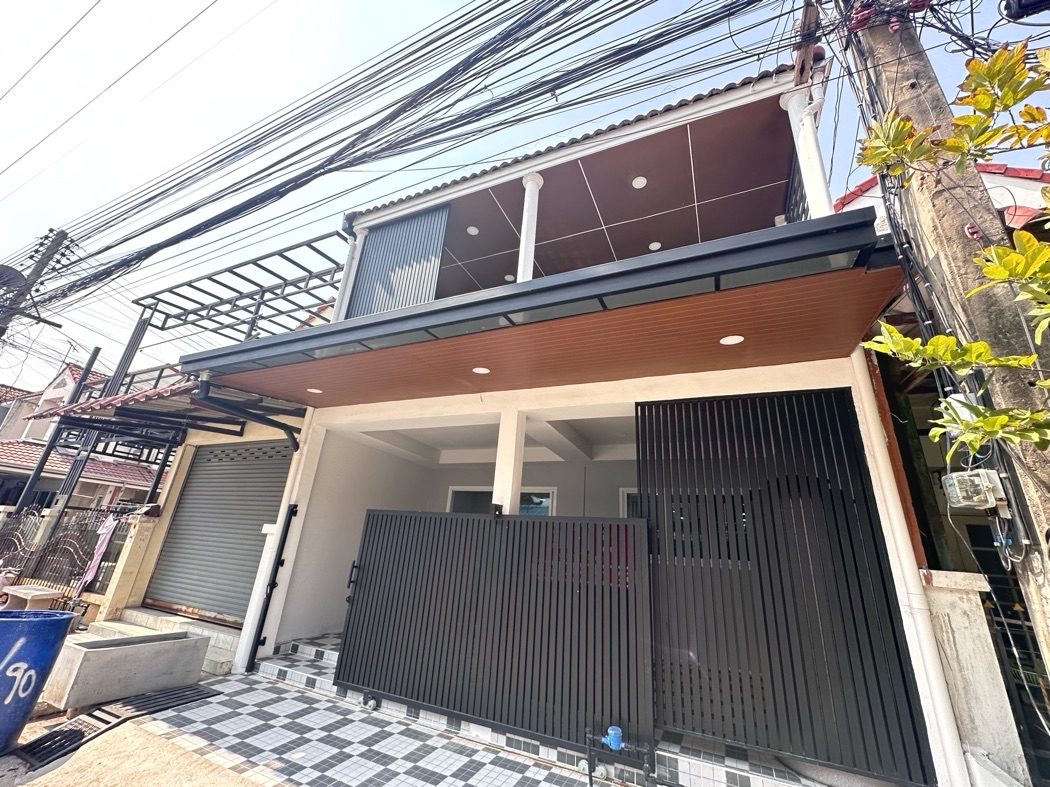 SaleHouse Townhome,fully extended, located on the main road,Katleeya Ville,Lam Luk Ka Khlong 4, 21 sq wa,renovated, ready to move in, free transfer