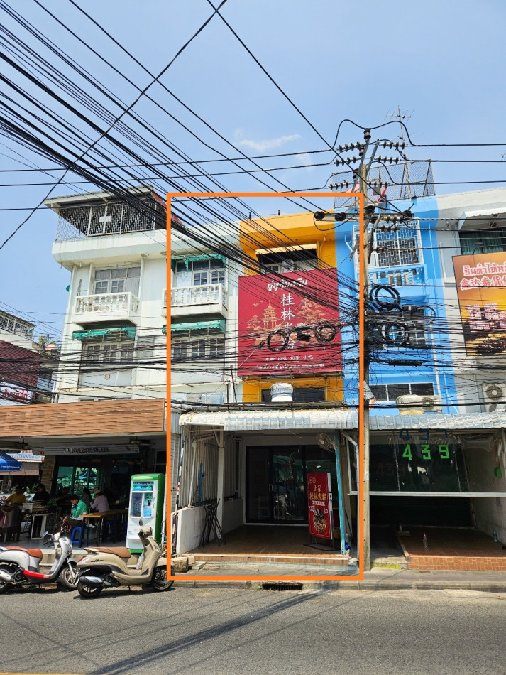 SaleOffice For sale: Commercial building, 3.5 floors, 20.5 sqw, on Pracharat Bamphen Road 13, commercial area near Huai Khwang District Office.