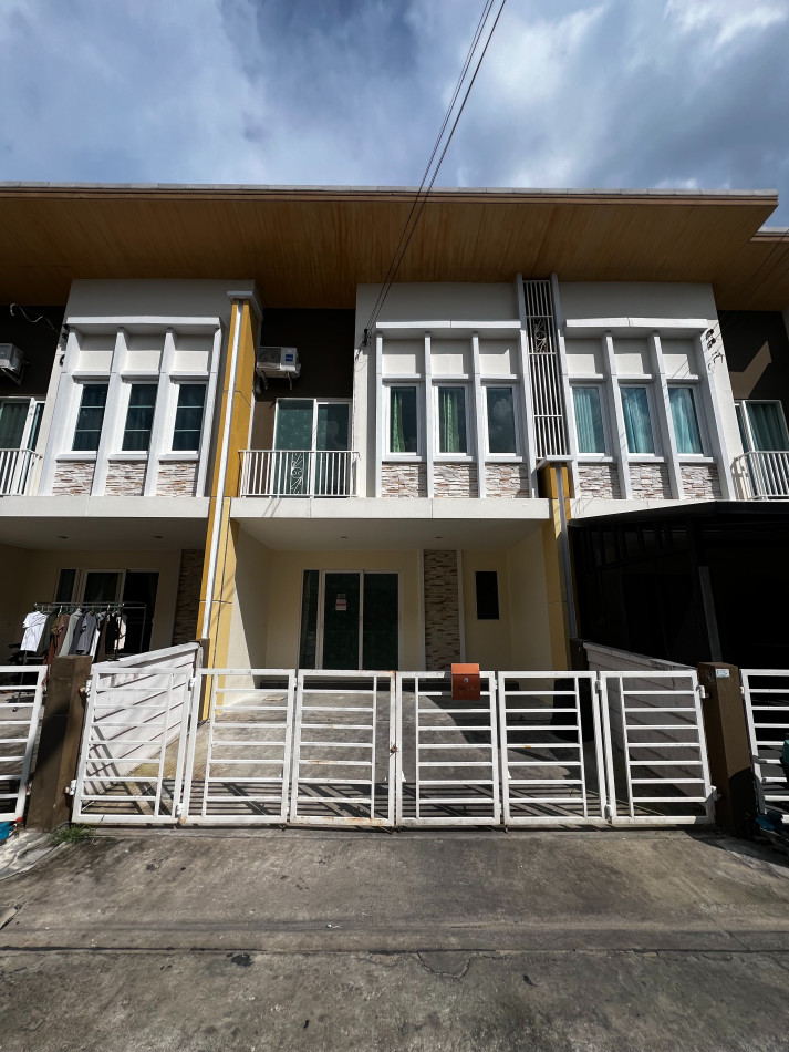 RentHouse For rent: Townhome in the Golden Town project, Rattanathibet - Bang Phlu BTS Station