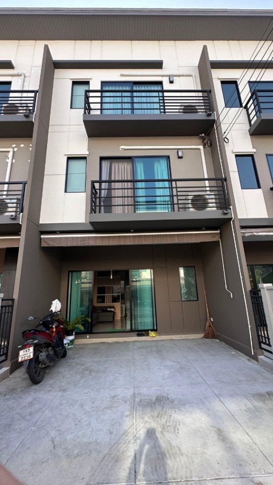 RentHouse Townhouse for rent M512 Baan Klang Muang Srinakarin-On Nut 70 sq m 17 sq wa