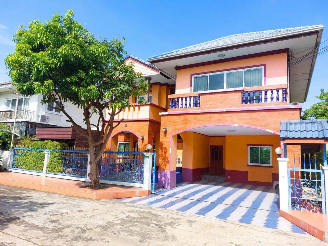 SaleHouse Single house for sale, Baan Petchwattana, large house, full area, usable area 260 sq m., Khlong Prapa Road, interior decorated with built-in wooden furniture.