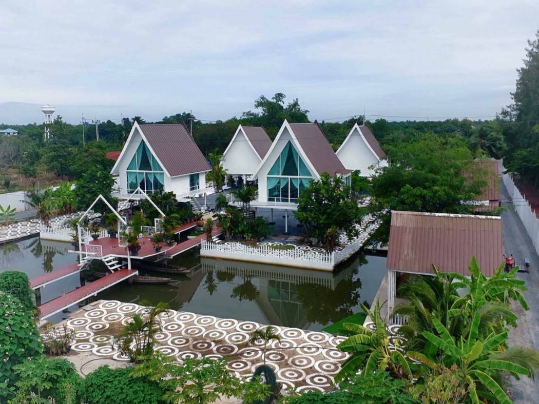 SaleHouse Hotel for sale, waterfront resort near Bangkok, friendly resort, 3 rai 2 ngan 90 sq m, price negotiable.