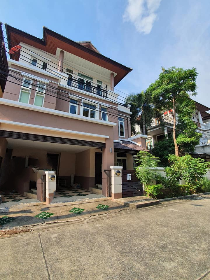 RentHouse ให้เช่าบ้านถนนรัชดา3ชั้นอารียาคาซ่ารัชดา350ตร.ม4นอน5น้ำแอร์เฟอร์ค