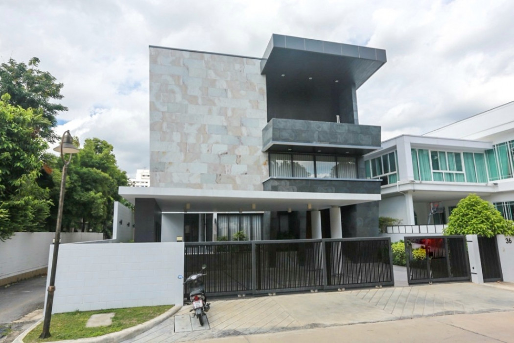 SaleHouse Announcement for sale of a 3-storey single house, modern style, newly built, with built-in furniture in every room, has an elevator, swimming pool, Soi Ratchada 66, near Wong Sawang Intersection