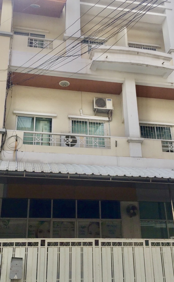 RentHouse For Rent: 2 Adjacent Townhouses 800 sqm Prinyalak Nawamin Village 52/1