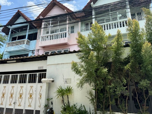 RentHouse ให้เช่าทาวน์โฮมซอยสุขุมวิท 66/1   ใกล้บีทีเอสอุดมสุข ย่านบางนา 