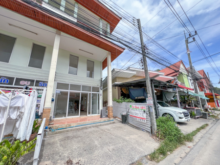 ตึกแถว ห้องริม มีพื้นที่ด้านข้าง ขนาด 2.5 ชั้น  ติดถนนบางรักษ์