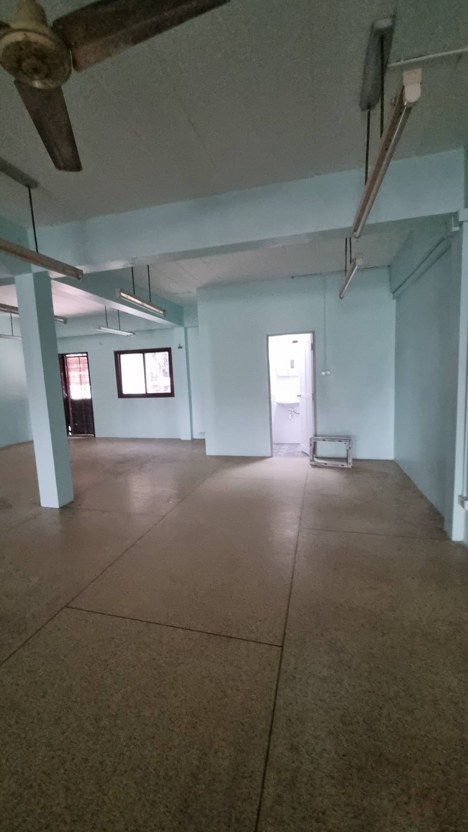 RentOffice Commercial Builduing, 3 and a half floors 2 Building