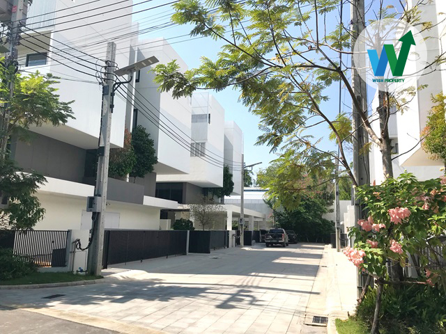 อาคินวิภาวดี ให้เช่าบ้านแฝด 3.5 ชั้น หลังมุม 41.4 ตร.ว. 270 ตร.ม. 3 ห้องนอน 