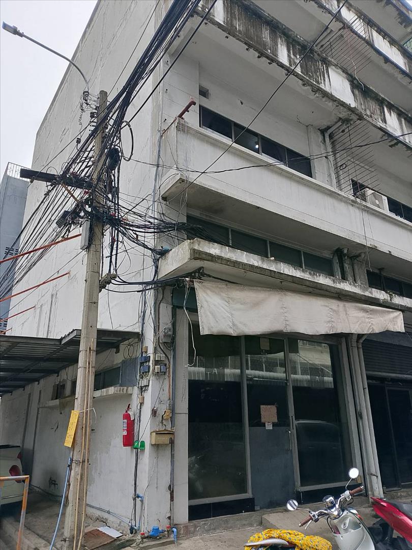 ให้เช่าอาคารพาณิชย์5ชั้น จันทน์32 มีห้องน้ำและห้องนอนทุกชั้น ใกล้สถานีรถไฟฟ้าสุรศักดิ์ มีที่จอดรถ