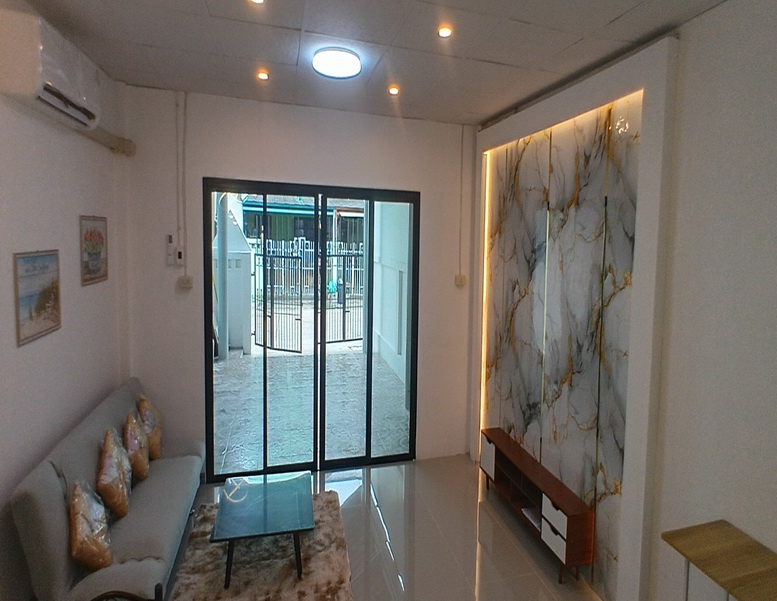 หลังริมส่วนตัว3ห้องนอนขายหมู่บ้านบุษกรใกล้ตลาดสมบัติบุรีห้างโลตัสตกแต่งใหม่ทั้งหลัง  