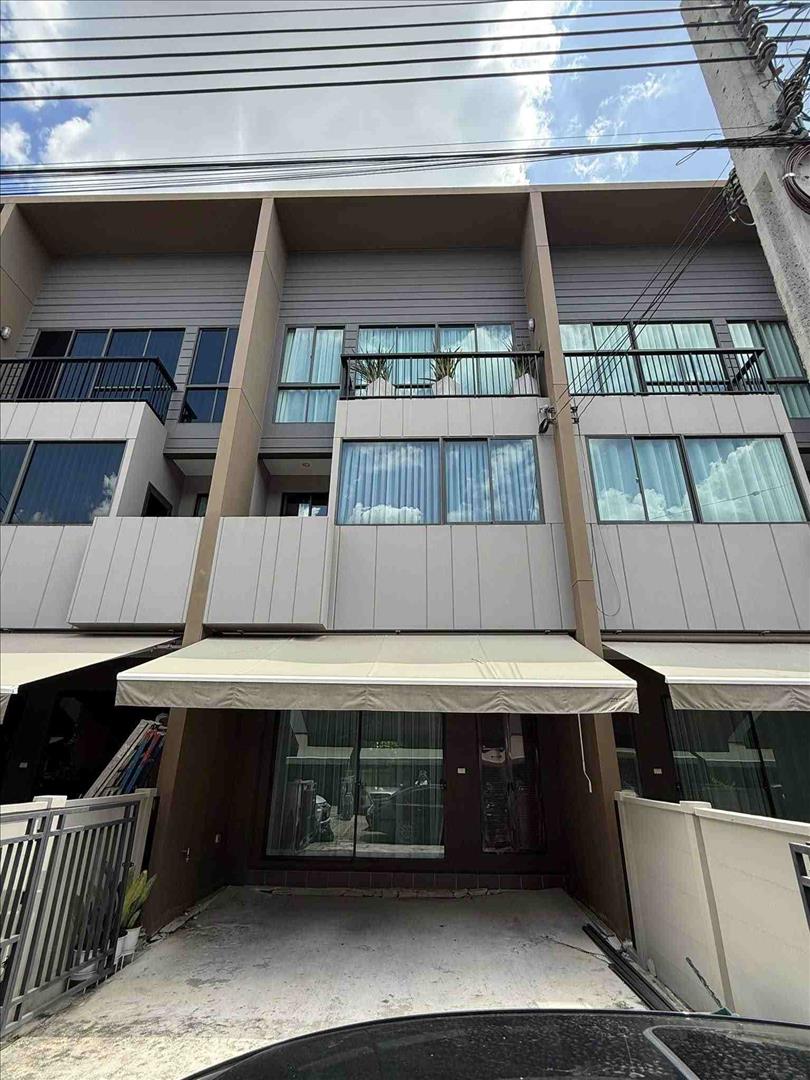 B1006 ให้เช่าทาวน์โฮม 3 ชั้น บ้านกลางเมือง บางนา-วงแหวน เลียบมอเตอร์เวย์ ย่านถนนกิ่งแก้ว