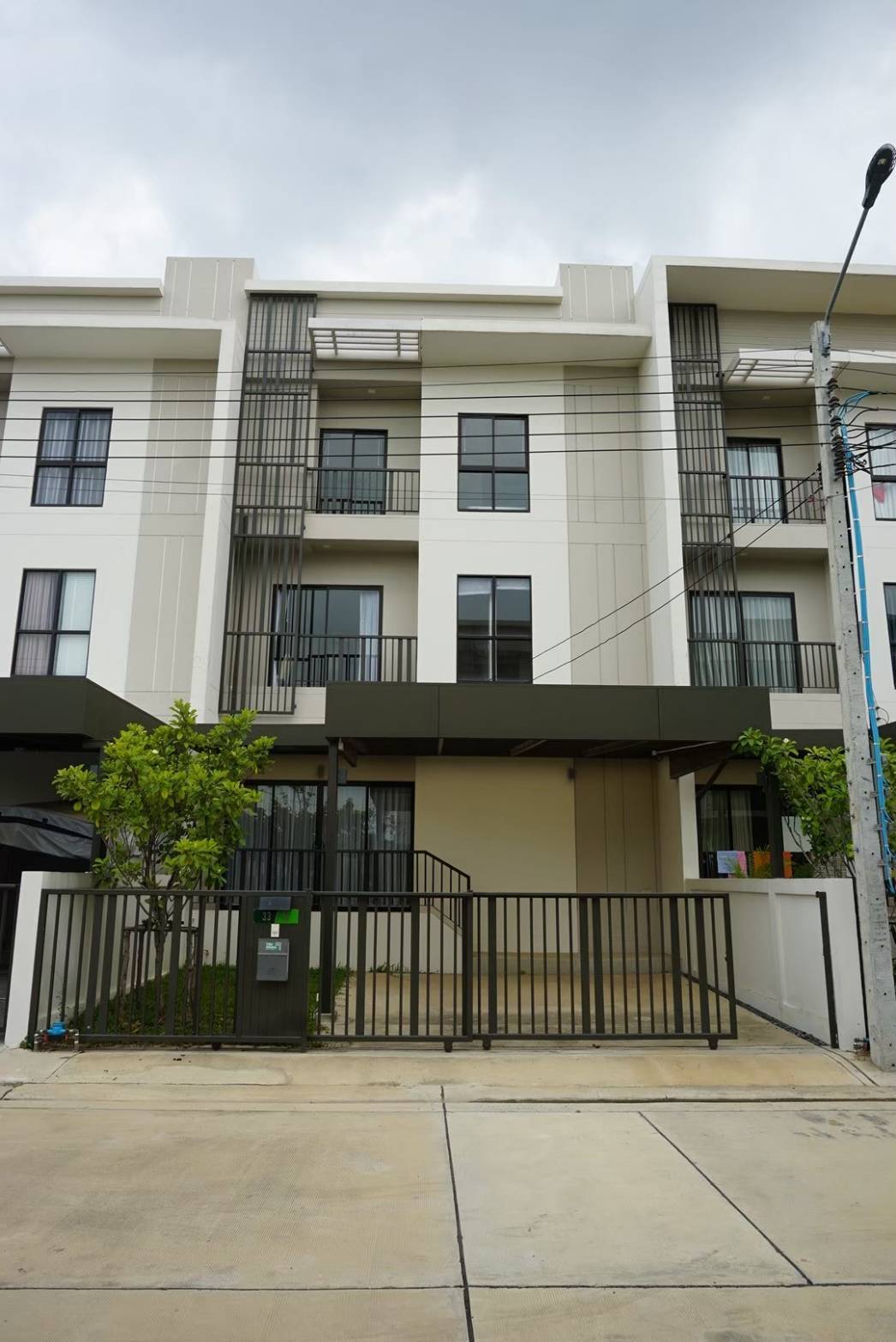 ให้เช่า ทาวน์โฮม 3 ชั้น ม.วิลลา อัลเบลโล่ พระราม 9-ศรีนครินทร์ บ้านสวย มีเฟอร์พร้อมอยู่ 35,000