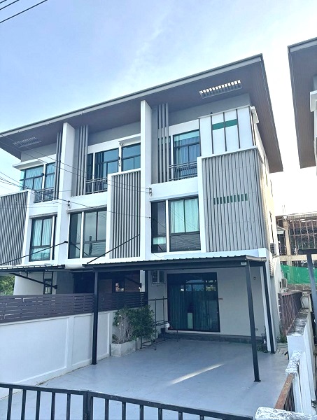 ให้เช่า ทาวน์โฮม 3 ชั้น สตรีวิทยา2 - โชคชัย 4 ขนาด37   ตรว  4 ห้องนอน4 ห้องน้ำ 6  แอร์ 4  ที่จอดรถ ใ