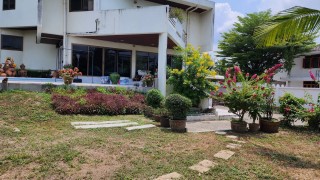 บ้านสวยพร้อมอยู่สองหลังใหญ่บนเนื้อที่กว้าง 550 ตารางวา  ทำเลทองใกล้ถนนเพชรเกษมซอยหมอศรีใกล้โรงเรียนย