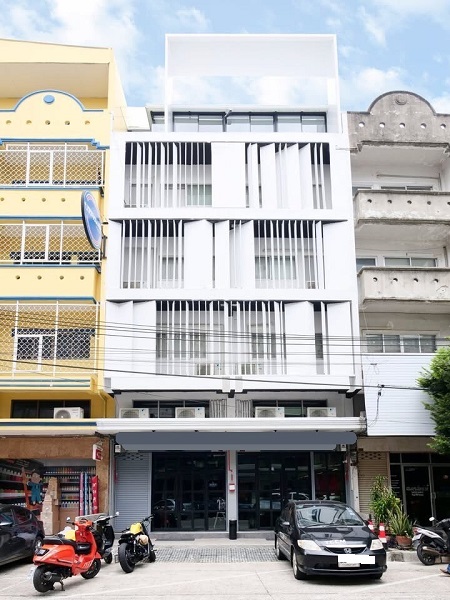 ให้เช่าอาคารพาณิชย์ 2 คูหา 5ชั้นครึ่งรัตนาธิเบศร์ – นนทบุรี ใกล้ สถานีไทรม้า 884ตรม 6ห้องนอน8 ห้องน้