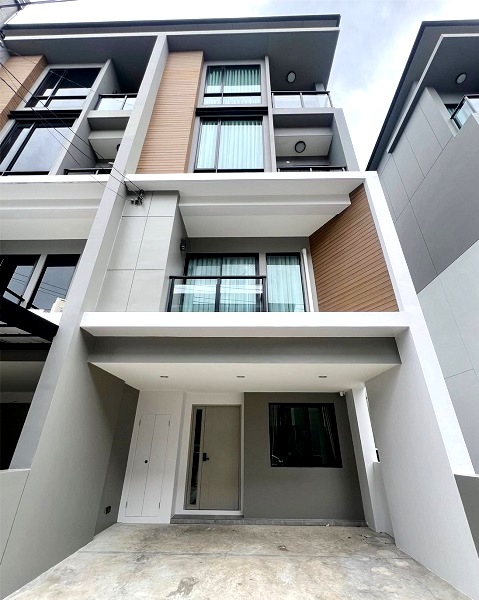 ให้เช่า ทาวน์โฮม3.5ชั้นPremium Placeพหลโยธิน-รามอินทรา หลังมุม จดทะเบียนได้ใช้สอย 220ตรม หลังคาโซล่า