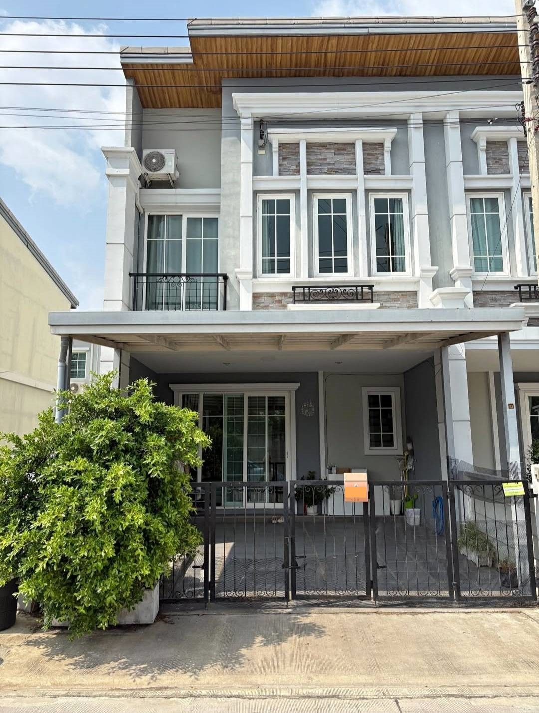 T 1445 ให้เช่า ทาวน์เฮ้าส์ 2 ชั้น หลังมุม ม.โกลเด้นทาวน์3 บางนา สวนหลวง บ้านสวย เฟอร์นิเจอร์ครบ 