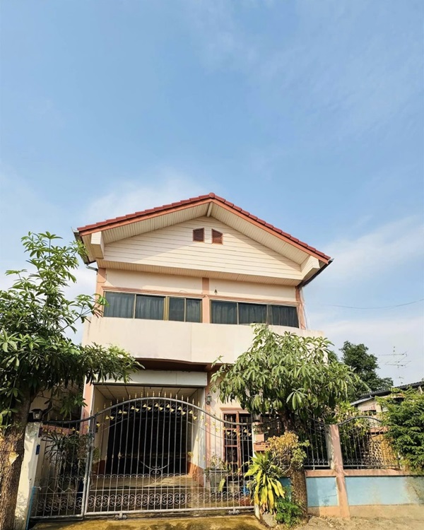 ขายบ้าน ขายบ้านพร้อมที่ดิน ในตัวเมืองพิษณุโลก 2 ชั้น มีดาดฟ้า เนื้อที่ 42 ตร.ว. แถมฟรีเฟอร์นิเจอร์ พร้อมเข้า