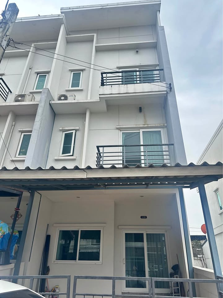 ทาวน์เฮาส์ 3 ชั้น หมู่บ้าน พาทา โกเนีย 3 ถนน สามวา เช่า