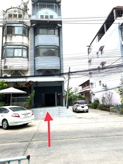 ให้เช่าอาคารพาณิชย์ 3 ชั้นครึ่ง หมู่บ้านรุ่งกิจวิลล่า7 ถนนร่มเกล้า42 เขตลาดกระบัง จังหวัดกรุงเทพ 