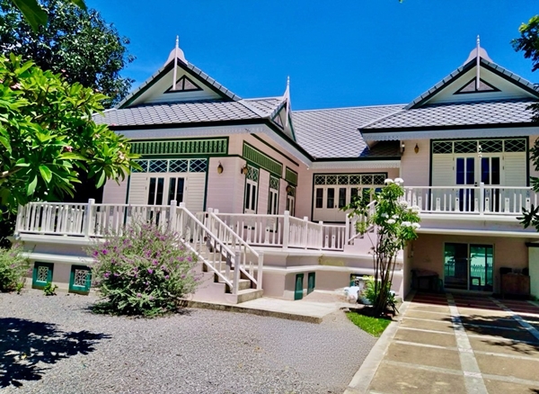 ขาย บ้านเดี่ยวเล่นระดับ 1 ชั้นครึ่ง โครงการ โอเรียนทอล บีช ชะอำ ด้านหลังโครงการติดทะเล  อยู่ริมถนนเพ