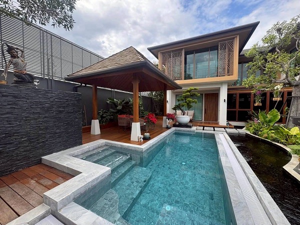 Two-story pool villa for rent in Burasiri, Soi Watcharapol, with private pool. 129 sq wah (320 sq m)