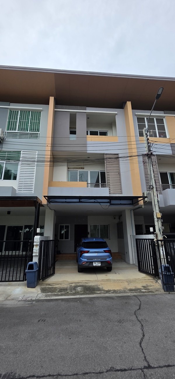 ขายบ้าน ขายทาวน์โฮม 3 ชั้น ในโครงการ Motown Brio แจ้งวัฒนะ-ประชาชื่น ราคาพิเศษที่สุดในโครงการ! มีเพียง1หลัง