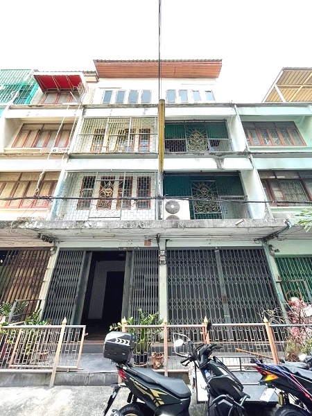  ขายอาคารพาณิชย์4ชั้น2คูหาเขตพระนครใกล้ถนนพระเมรุ เนื้อที่24ตรว สามารถทำเป็นHostel หรือหอพัก ได้เลยม