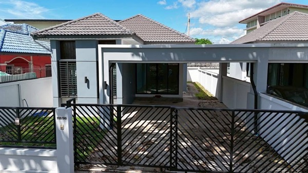 ขายบ้านเดี่ยวชั้นเดียว 50 ตร.วา ไร่กล้วย ศรีราชา พร้อมอยู่ ทำเลน่าอยู่ เหมาะทั้งอยู่อาศัยและลงทุน 