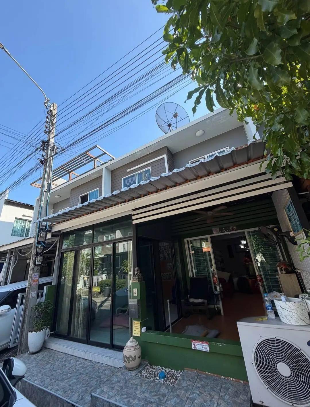 T 1468 ให้เช่า ทาวน์เฮ้าส์ 2 ชั้น ม.เดอะคัลเลอร์ เฟส4 บ้านสวย เฟอร์นิเจอร์ครบ พร้อมอยู่ ราคา 16,000 