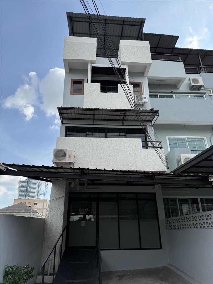 ให้เช่า โฮมออฟฟิศ 4 ชั้น หลังมุม สร้างเอง ซ.อุดมสุข42 ใกล้ BTS สถานีอุดมสุข และ BTS สถานีศรีอุดม