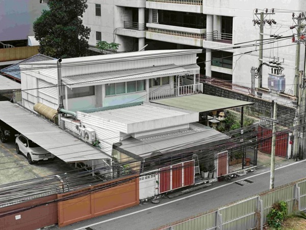 ขายบ้าน พร้อมร้านอาหาร 2 ชั้น เอกมัย-สุขุมวิท 42 ใกล้ BTS ทำเลหายาก ใจกลางเมือง โทร 089-0663888