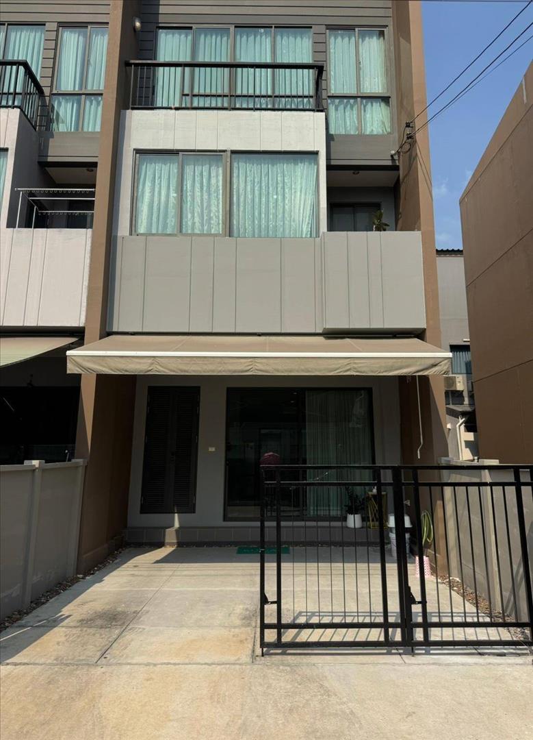 ทาวน์โฮม 3 ชั้น หลังมุม ม.บ้านกลางเมือง พระราม9 - กรุงเทพกรีฑา บ้านสวยเฟอร์ครบ ราคา 35000