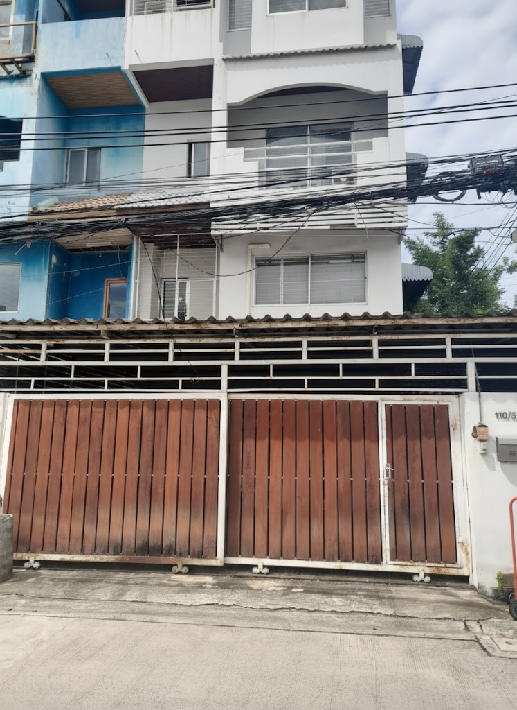 เช่าทาวน์โฮม 4 ชั้น 5 ห้องนอน หลังมุม ลาดพร้าว 18 