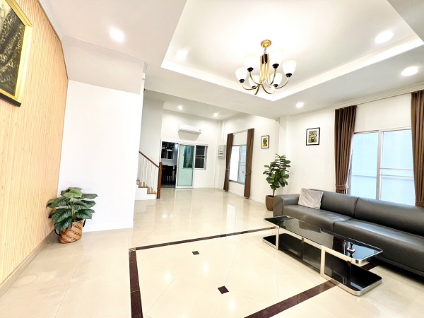 ให้เช่าบ้านทาวน์โฮมหมู่บ้านกลางเมือง ศรีนครินทร์ใช้สอย 260 ตรม 3 ห้องนอน3 ห้องน้ำ 5  แอร์  2 ห้องนั่