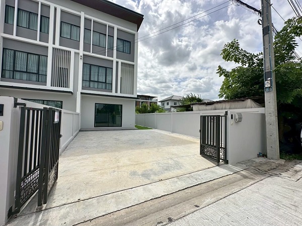 ให้เช่า โฮมออฟฟิศสตรีวิทยา-โชคชัย 4 จดทะเบียนบริษัทได้ ใช้สอย 293ตรม3 ห้องนอน4 ห้องน้ำ 6ที่จอดรถ  เห