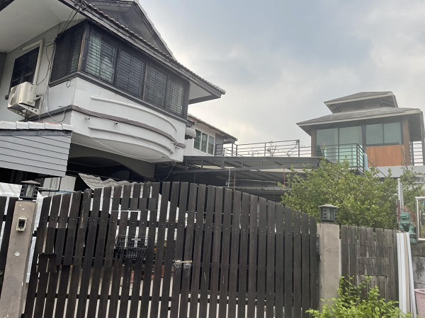 ขายด่วนขายบ้านเดี่ยว 2 ชั้น หมู่บ้านปรีชาสุวินทวงศ์ ขนาดที่ดิน 92 ตารางวา  สร้างเต็มพื้นที่ บ้านอยู่