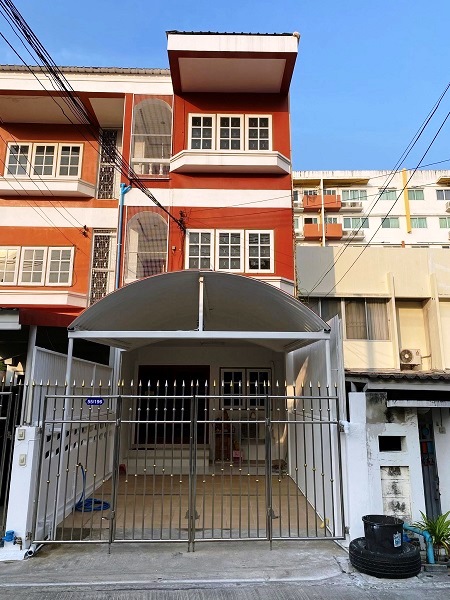  ให้เช่าทาวน์โฮม 3 ชั้นลาดพร้าวใกล้ MRTสถานีลาดพร้าว รัชดา พื้นที่  200  ตรม.4 ห้องนอน5 ห้องน้ำ5  แอ