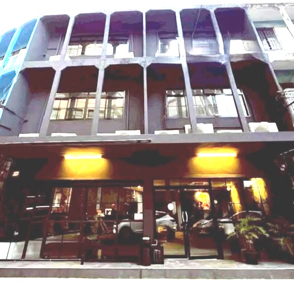 ให้เช่าอาคารพาณิชย์ 2คูหาติดกัน3 ชั้น ใกล้ MRTลาดพร้าว ใช้สอย 350 ตรมเพดานสูง 3.5 เมตรหน้ากว้าง 9 เม