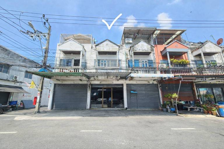 ขายทาวน์เฮ้าส์ทำเลทอง ใกล้รถไฟฟ้า หมู่บ้านทรัพย์ดินทอง  เทพารักษ์  สมุทรปราการ