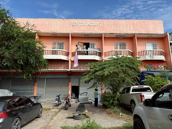 ขาย อาคารพาณิชย์ ตึกแถว 2 ชั้นครึ่ง รวม 4 คูหาติดกัน ราคารวม 7.2 ล้านบาท อ.สามโคก จ.ปทุมธานี สนใจติด